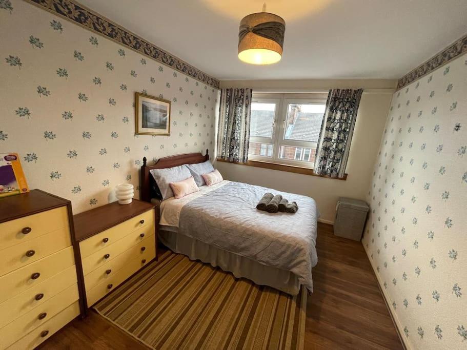 West End Hidden Gem - Modern 2-Bedroom Apartment With Residents Patio Glasgow Esterno foto