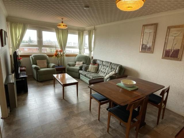 West End Hidden Gem - Modern 2-Bedroom Apartment With Residents Patio Glasgow Esterno foto