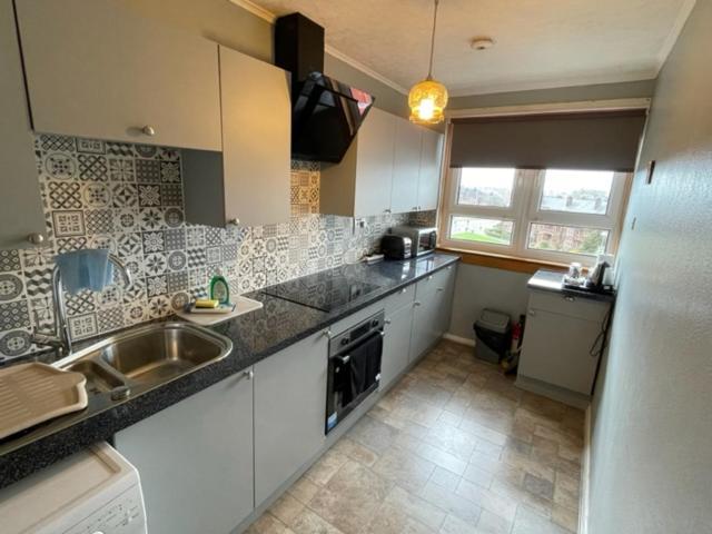 West End Hidden Gem - Modern 2-Bedroom Apartment With Residents Patio Glasgow Esterno foto